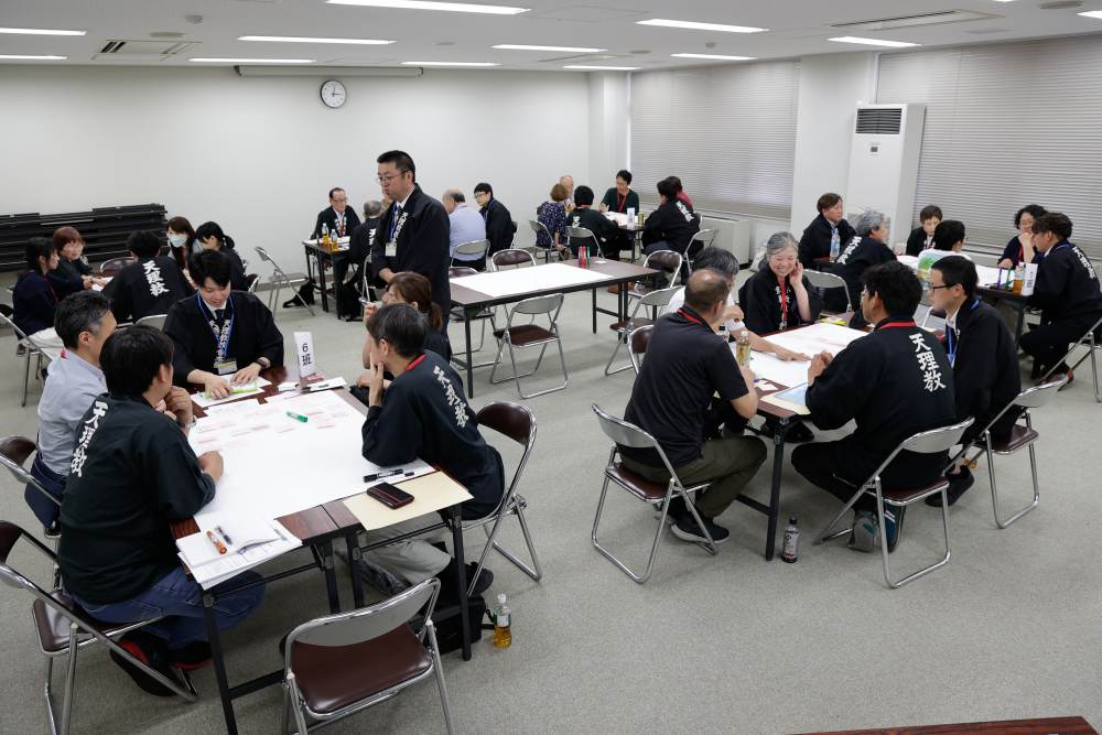 参加者がグループに分かれて話し合う様子